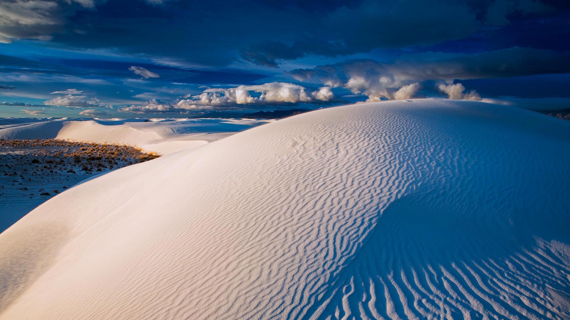 Gypsum sand dunes, White Sands National Park, New Mexico, USA (© Grant Kaye/Cavan Images)(Bing United Kingdom)