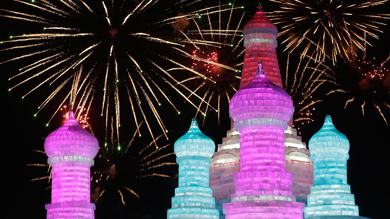 【今日大寒】哈尔滨国际冰雪节盛开的烟花，黑龙江哈尔滨 (© Aly Song/REUTERS)(Bing China)