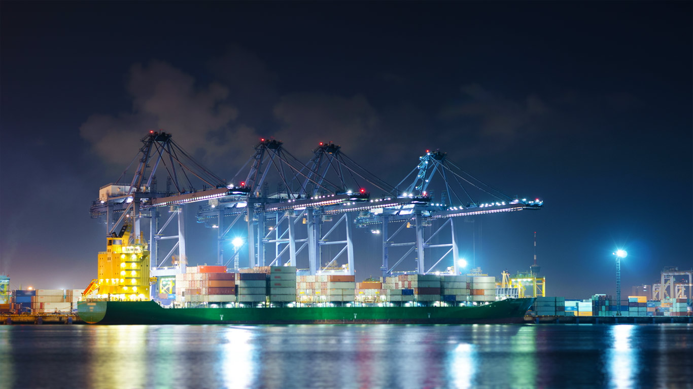Cranes moving cargo in a Bangkok, Thailand shipping port (© Getty Images)(Bing United Kingdom)