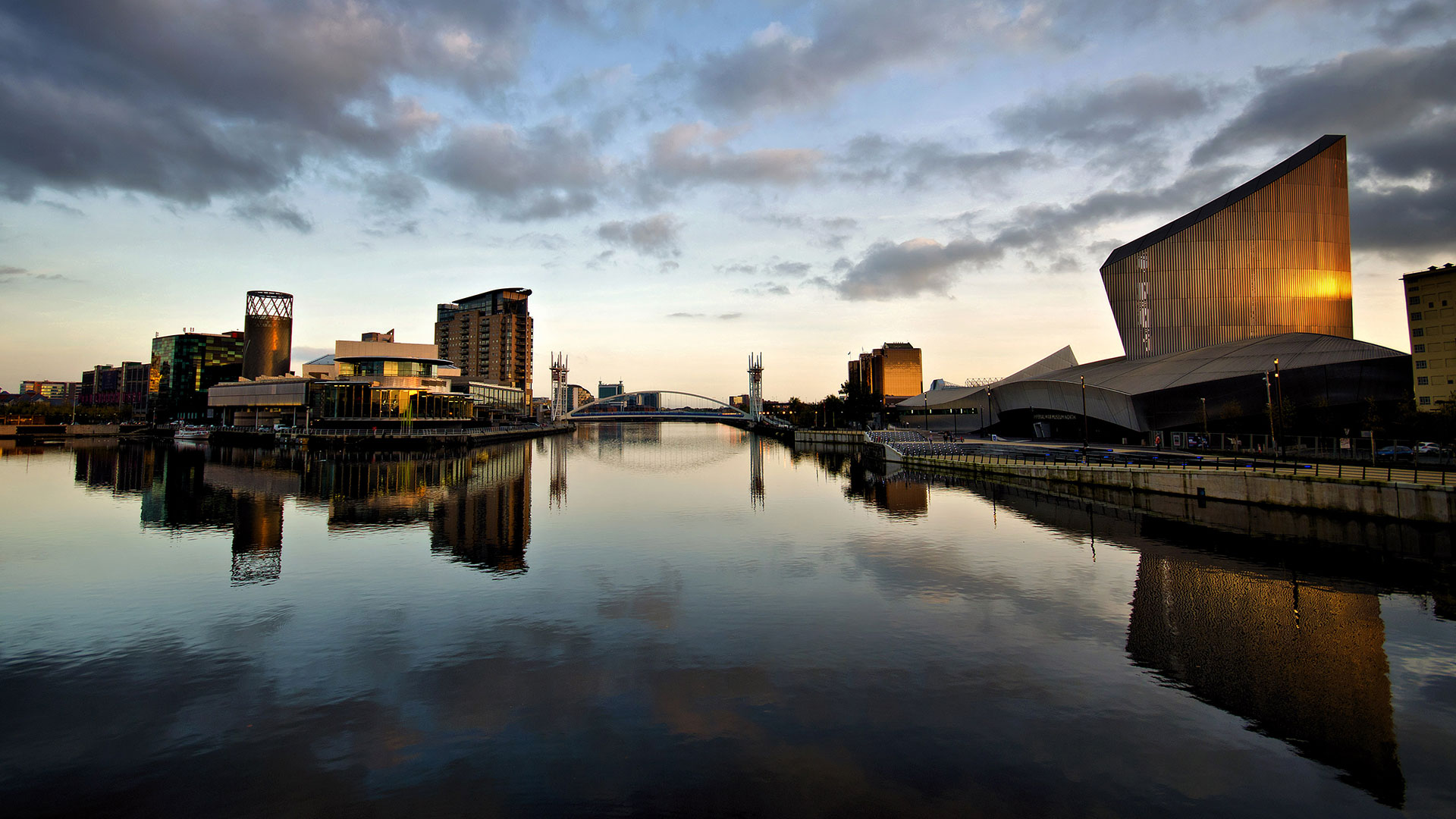The Lowry Theatre and Imperial War Museum North, with reflections at Salford Quays, Greater Manchester (© Michelle McMahon/Getty Images)(Bing United Kingdom)
