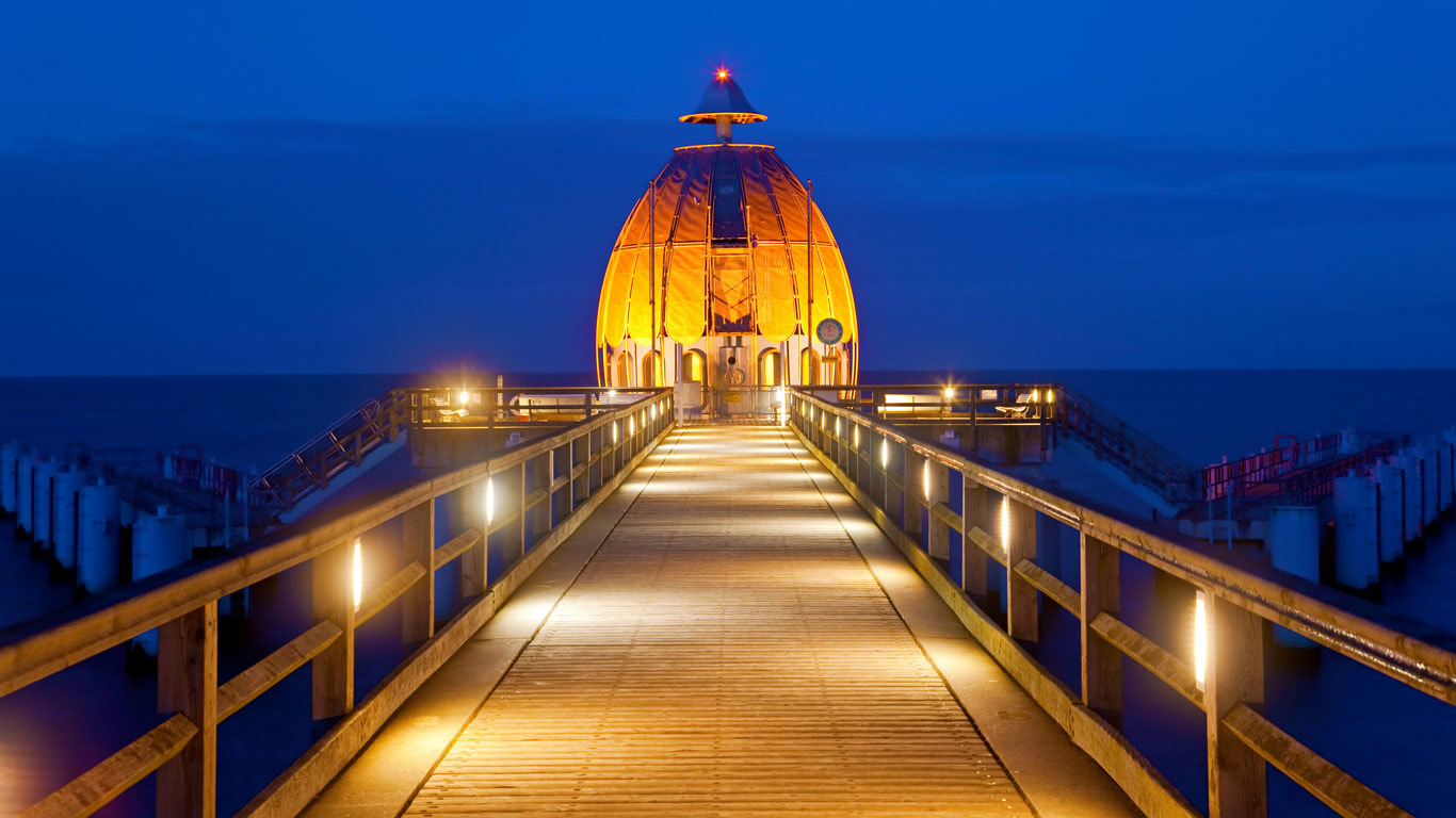 The diving gondola on Sellin Pier, Germany (© Huber/Sime/eStock Photo)(Bing United Kingdom)