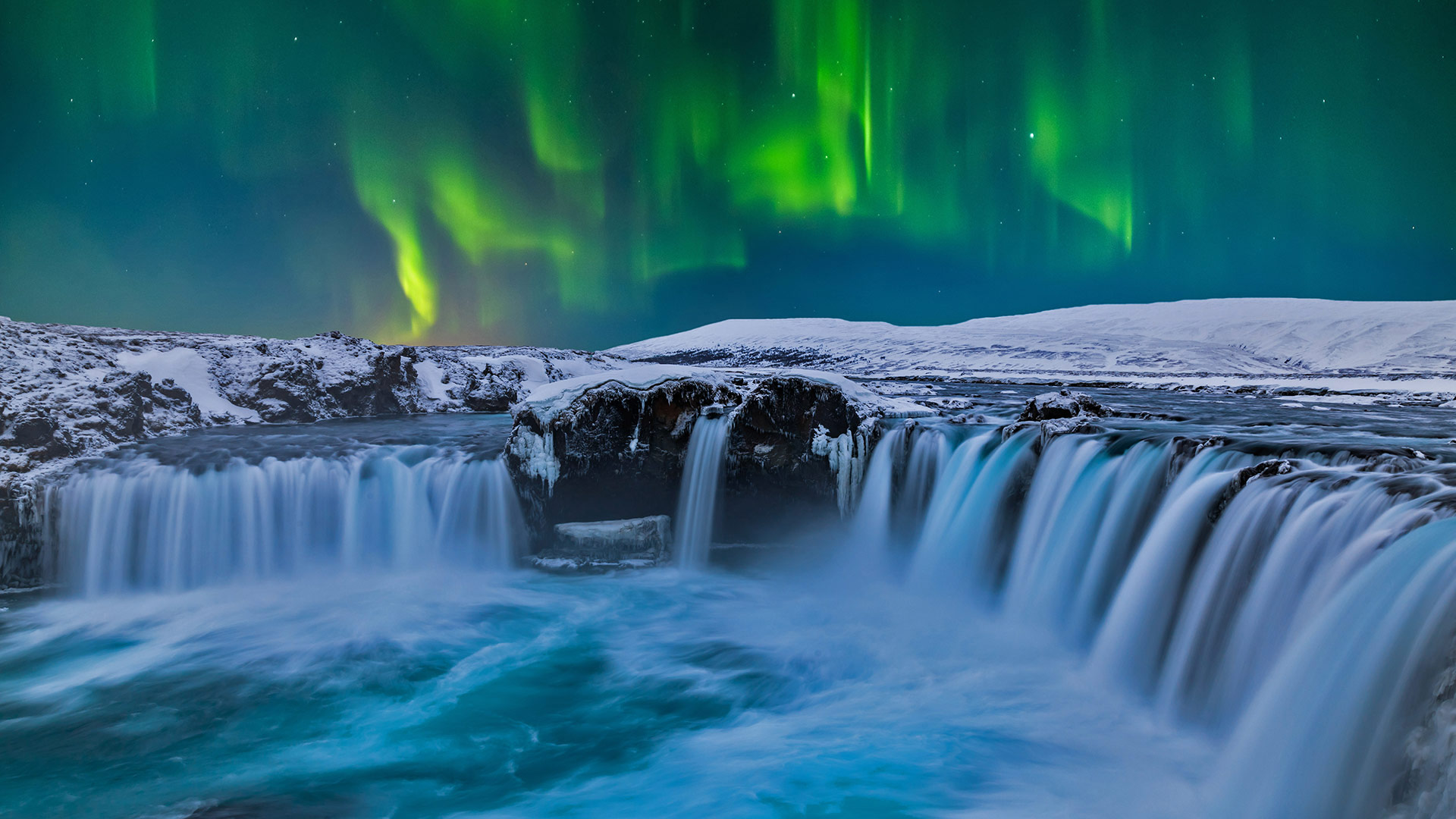 Goðafoss waterfall under the northern lights, Iceland (© Anton Petrus/Getty Images)(Bing Canada)