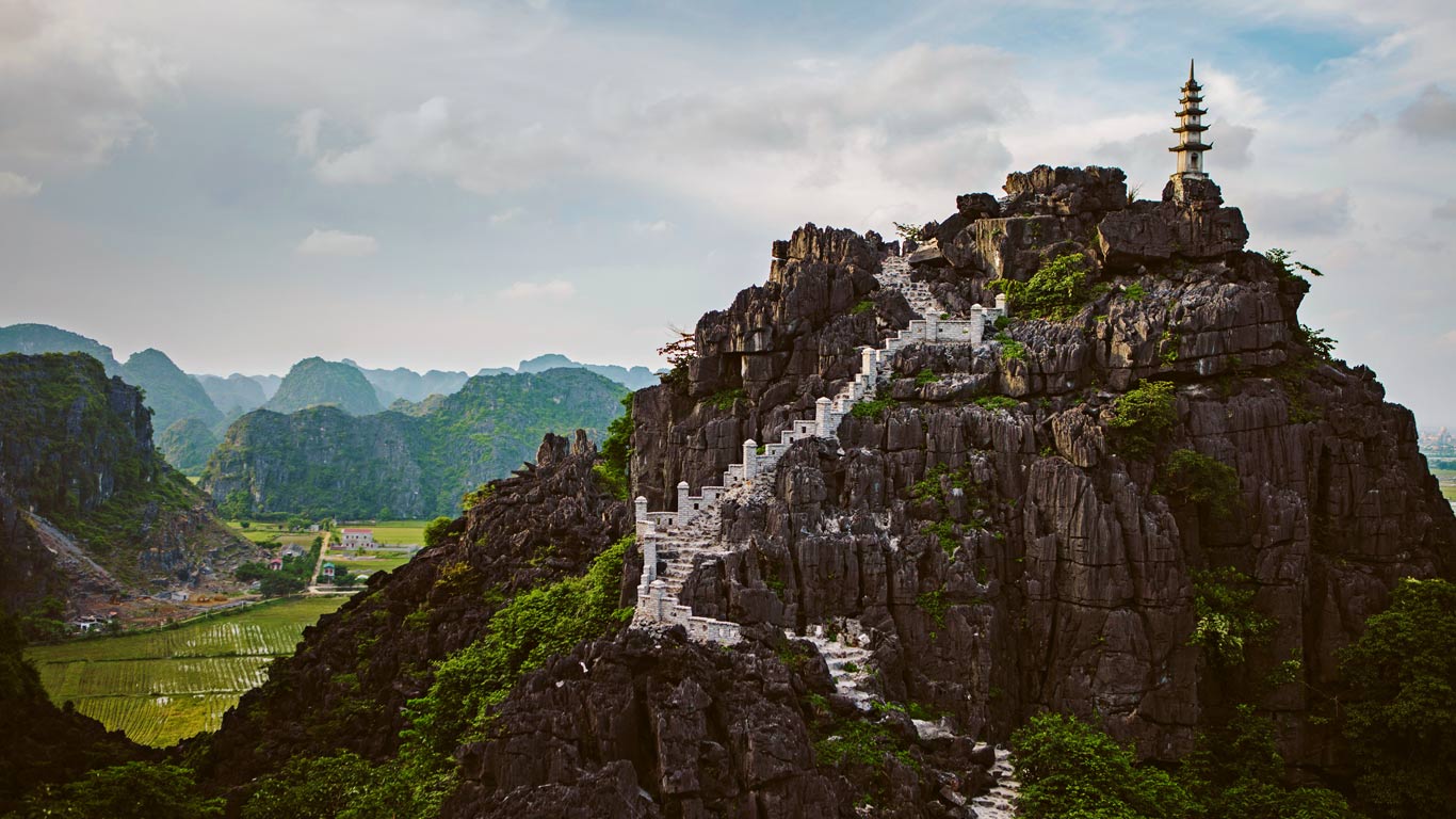 Mua Caves in the Ninh Bình province of Vietnam (© Cavan Images/Offset)(Bing Canada)