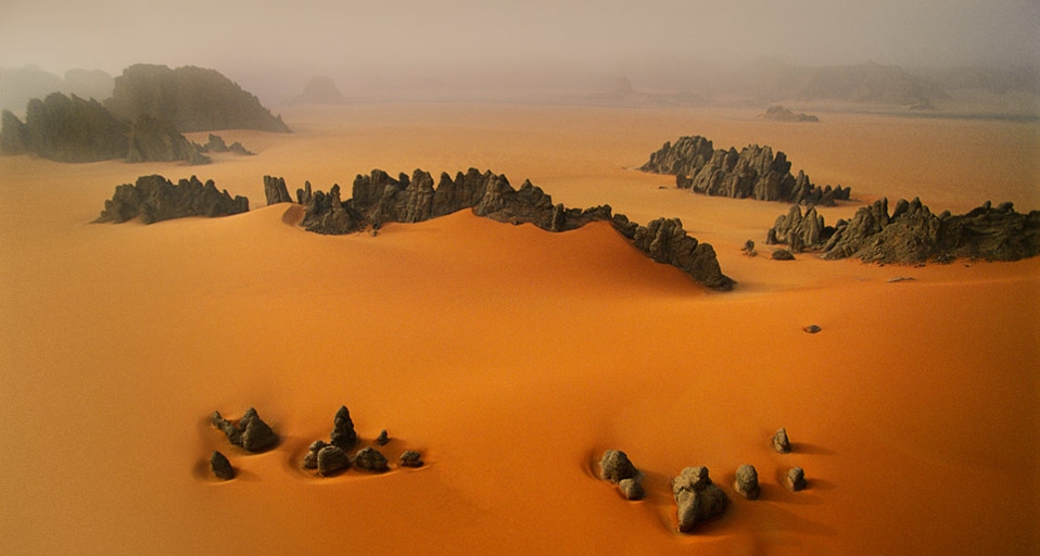 Spitze Sandsteine ragen aus orangenen Dünen im Karnasai-Tal, Republik Tschad –  George Steinmetz/Corbis &copy; (Bing Germany)