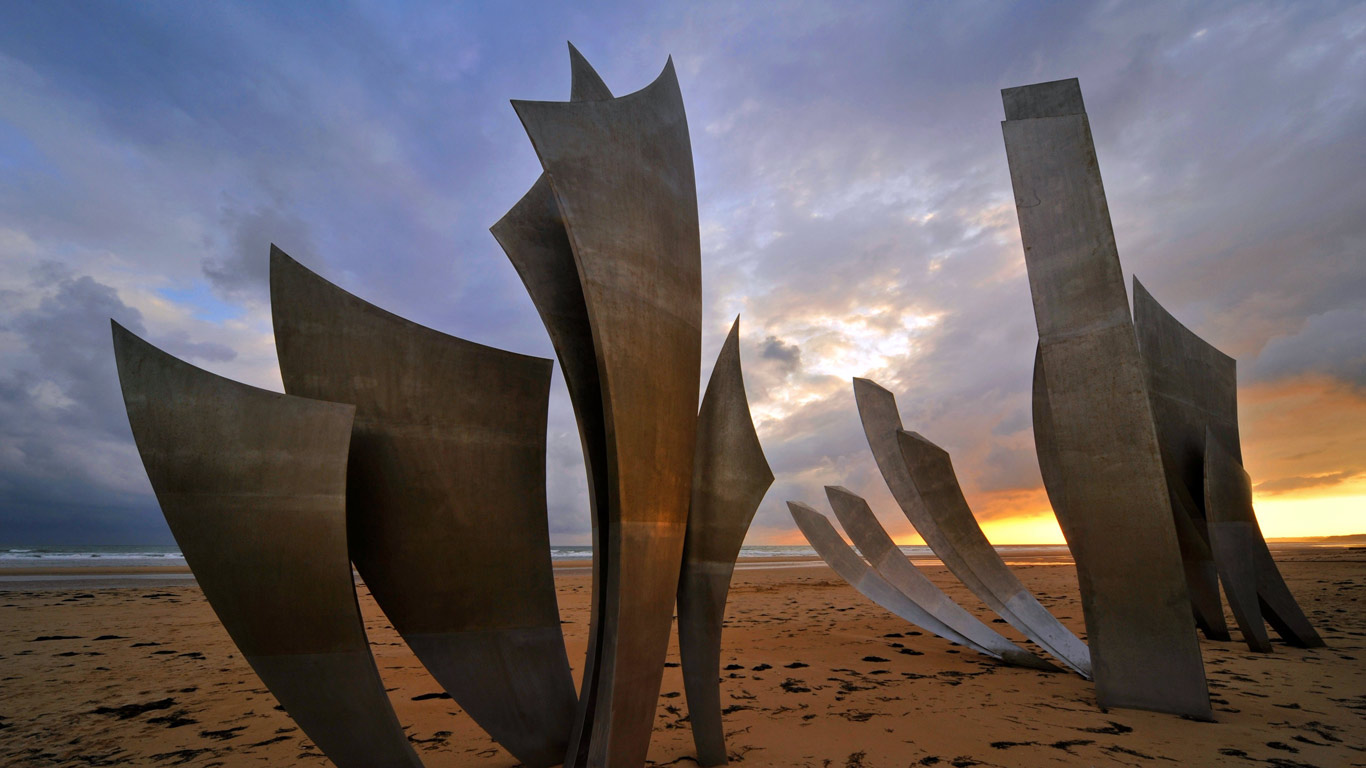 Omaha Beach monument Les Braves, on the beach at Saint-Laurent-sur-Mer, Normandy, France (© NaturePL/SuperStock)(Bing United Kingdom)