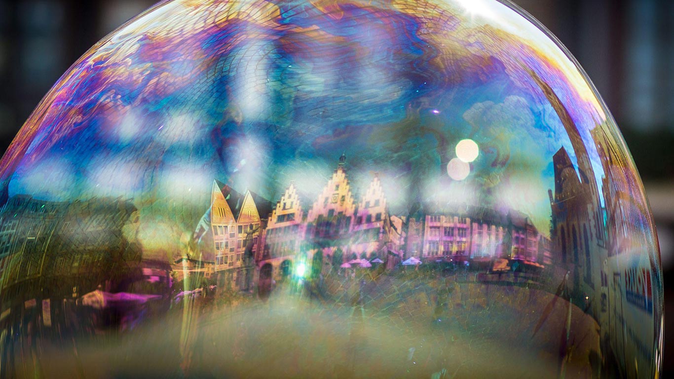 Das Frankfurter Rathaus („Römer“) spiegelt sich in einer Seifenblase, Frankfurt am Main, Hessen, Deutschland (© EPA/Frank Rumpenhorst/Alamy)(Bing Deutschland)