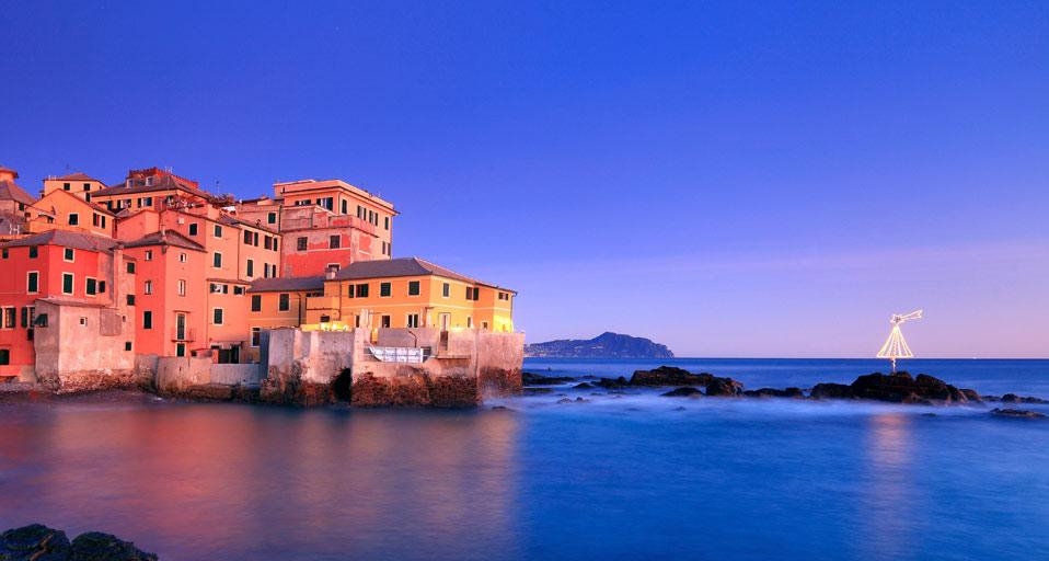 Christmas tree in the village of Boccadasse, Italy (© Davide Carlo Cenadelli/4Corners) &copy; (Bing United Kingdom)