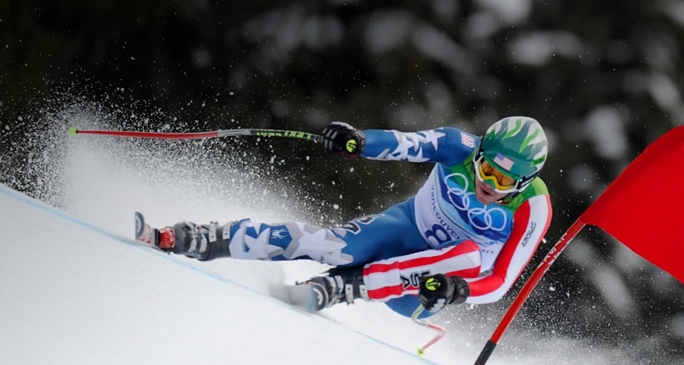 Bode Miller, USA, durchfährt ein Tor während der Herren-Abfahrt am 15. Februar bei der Winterolympiade 2010 - Olivier Morin/AFP/Getty Images &copy; (Bing Germany)