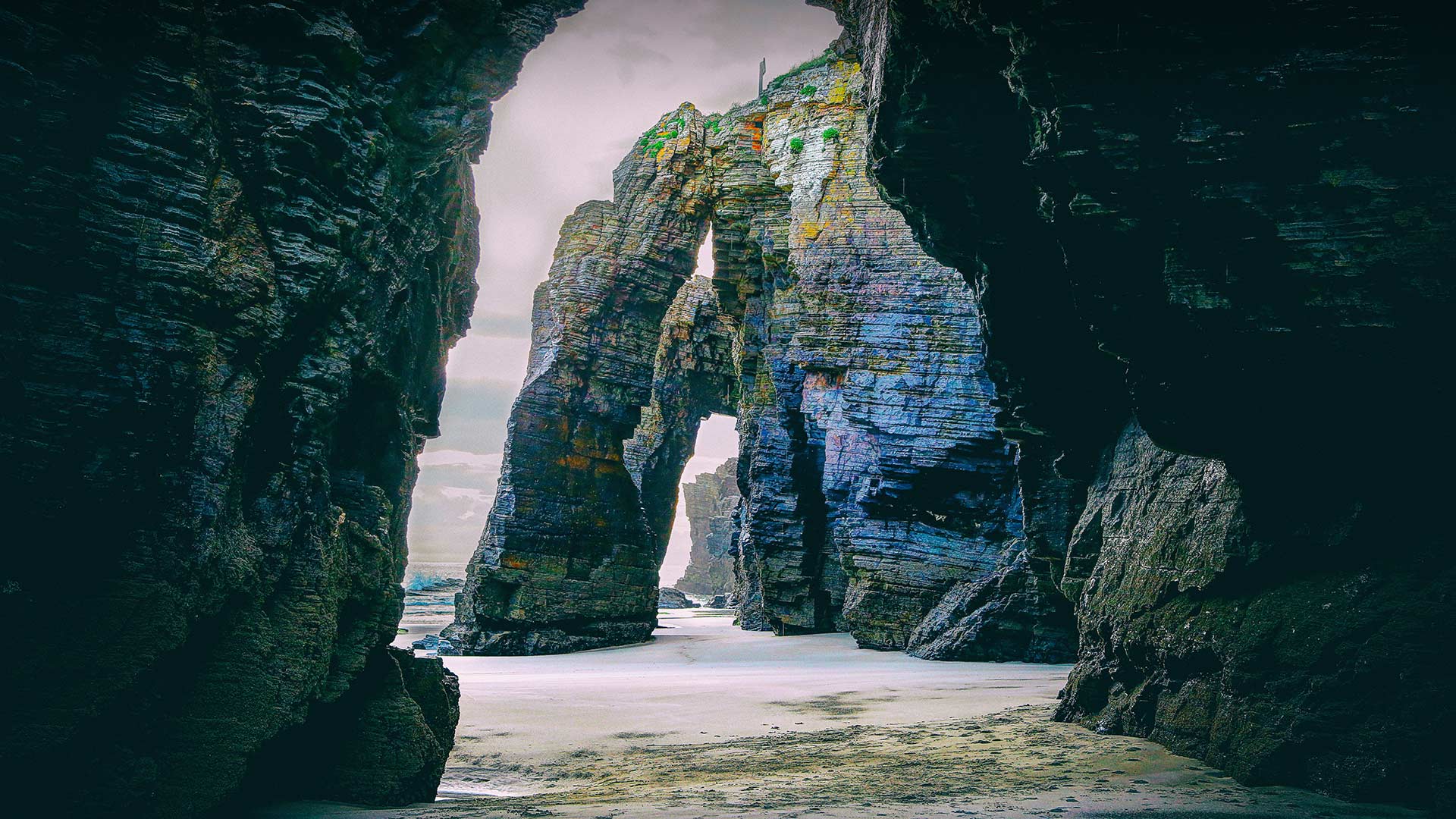 Las Catedrales beach, Galicia, Spain (© Davide Seddio/Getty Images)(Bing United Kingdom)