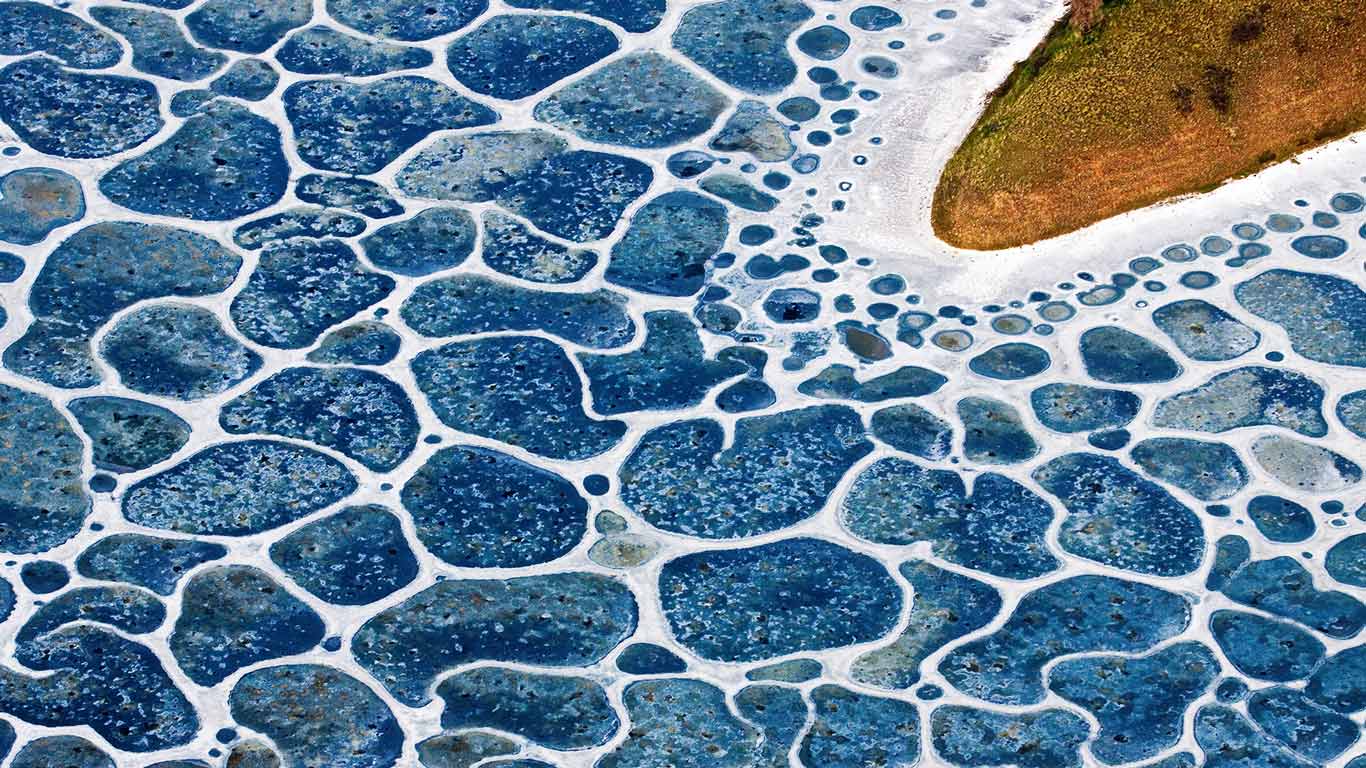 Vue aérienne d’un lac inconnu dans la région Cariboo, Colombie-Britannique, Canada (© Mike Grandmaison/Corbis)(Bing France)