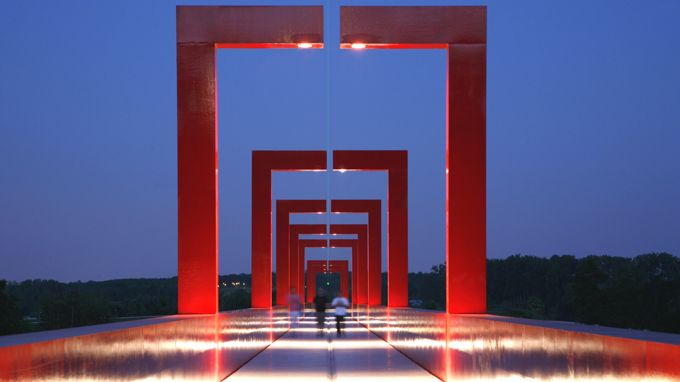 Passerelle de l’Axe Majeur à Cergy, Val d’Oise, Île-de-France (© Nicolas Thibaut/Getty Images)(Bing France)