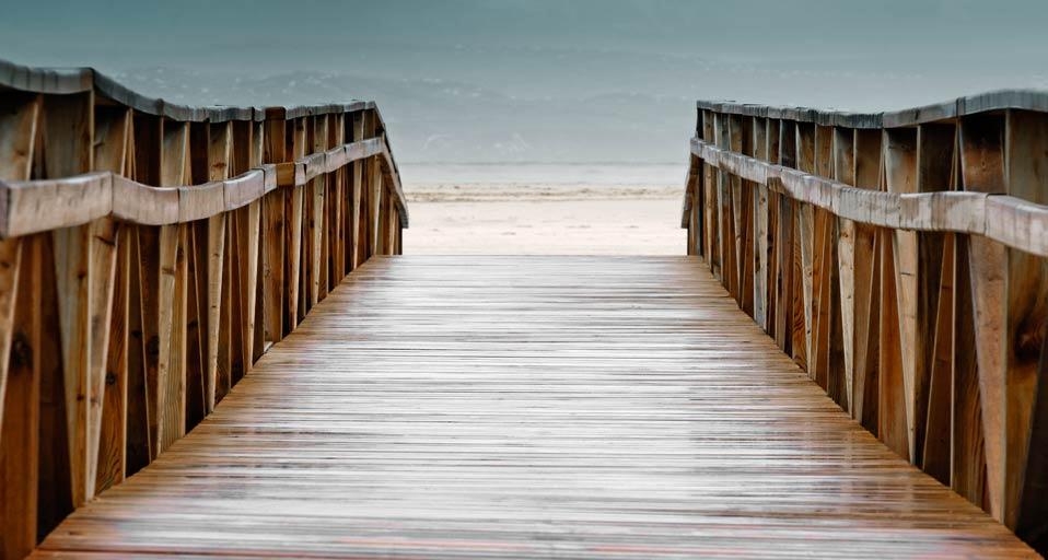 Ein hölzerner Steg führt zum Strand von Cádiz in Spanien (© Design Pics / DanitaDelimont.com) &copy; (Bing Germany)