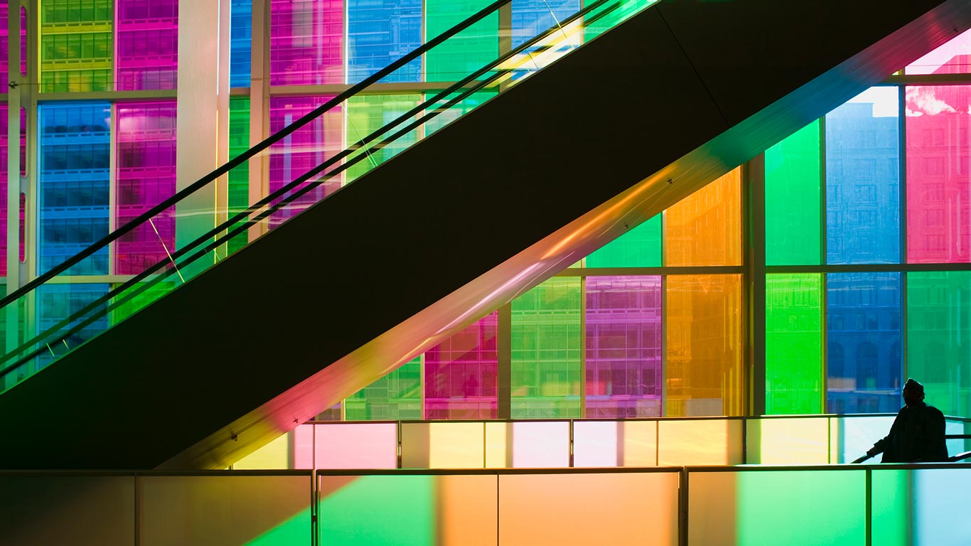 Silhouette d’un homme devant la façade du palais des congrès de Montréal, Québec, Canada (© Mark Tomalty/Axiom)(Bing France)