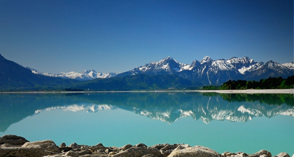 Die Allgäuer Alpen spiegeln sich im Forggensee – Andreas Strauss/LOOK/Getty Images &copy; (Bing Germany)