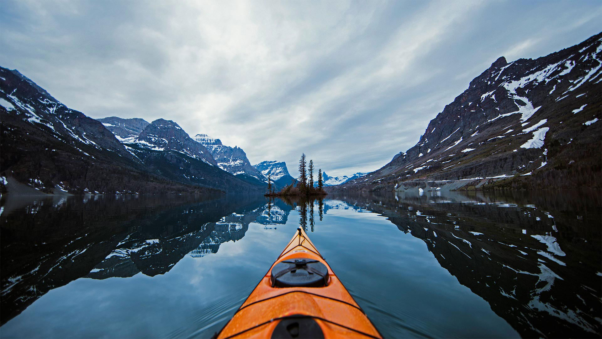 Kayaking in Glacier National Park, Montana (© Makayla Crist/Cavan)(Bing United States)