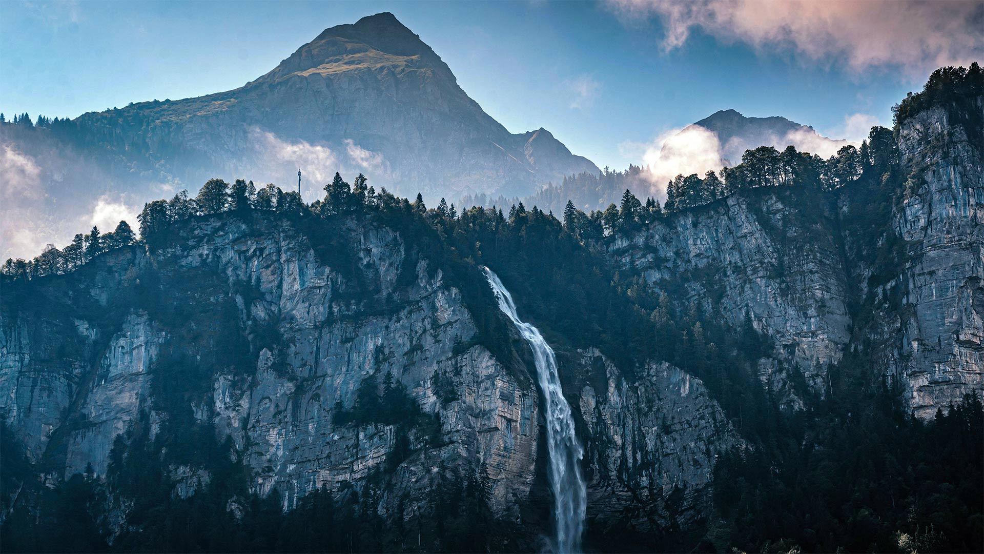 莱辛巴赫瀑布，瑞士伯尔尼高地 (© Chris Milne/Alamy)(Bing China)