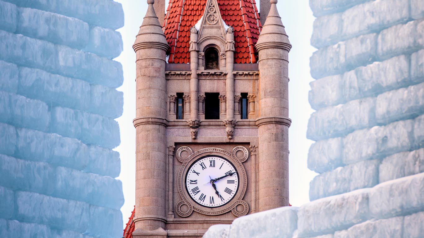 Landmark Center clock tower and Winter Carnival Ice Palace in St. Paul, Minnesota (© Joe Mamer Photography/Alamy)(Bing Canada)