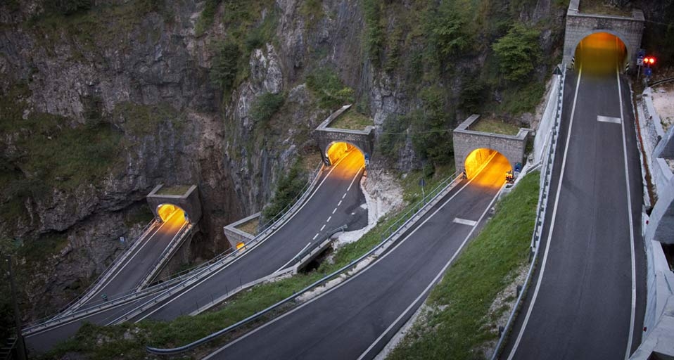 Kehrtunnel des Passo San Boldo, Provinz Treviso, Venetien, Italien – SIME/eStock Photo &copy; (Bing Germany)