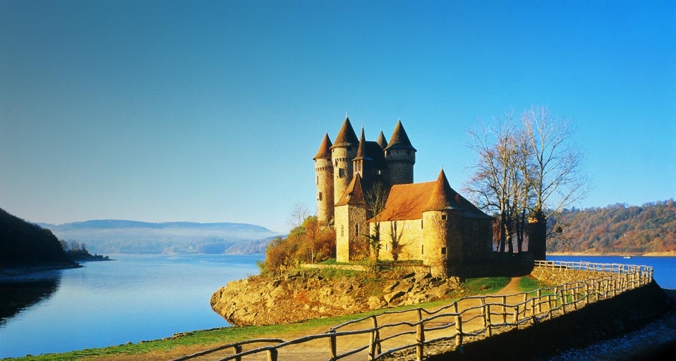 Château de Val dans la commune de Lanobre, département du Cantal, Auvergne (© Patrick Ingrand/Getty images) &copy; (Bing France)