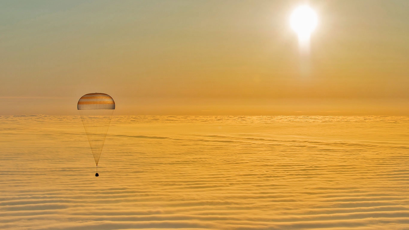 A Soyuz descent module returns to Earth (© Bill Ingalls/NASA)(Bing United Kingdom)