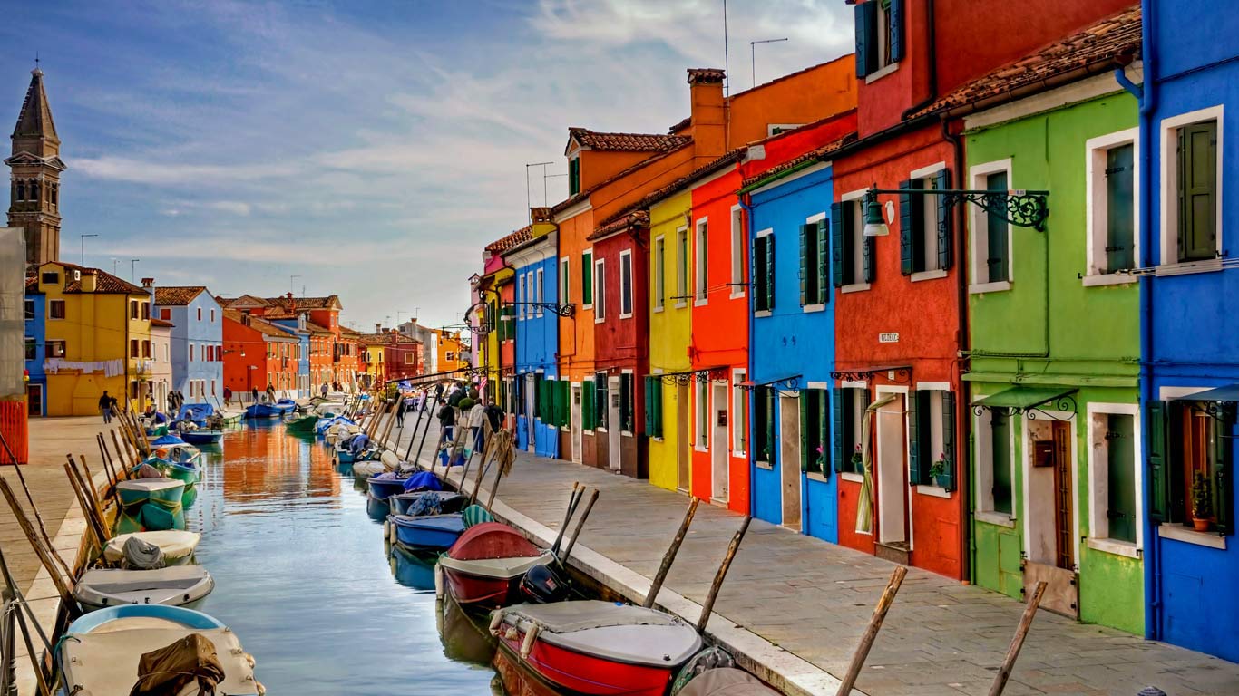 Burano in the Venetian Lagoon, Italy (© Digitaler Lumpensammler/Getty Images)(Bing United Kingdom)