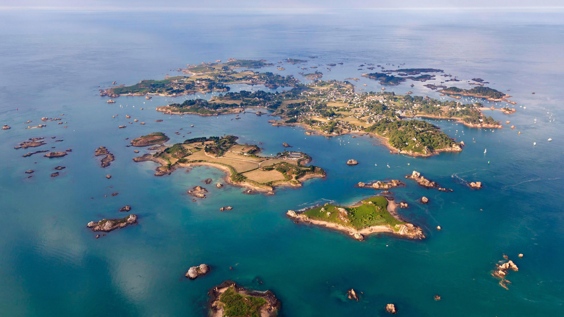 Luftaufnahme der Bréhat-Inseln im Ärmelkanal, Bretagne, Frankreich (© LECLERCQ Olivier/hemis.fr/Alamy)(Bing Deutschland)