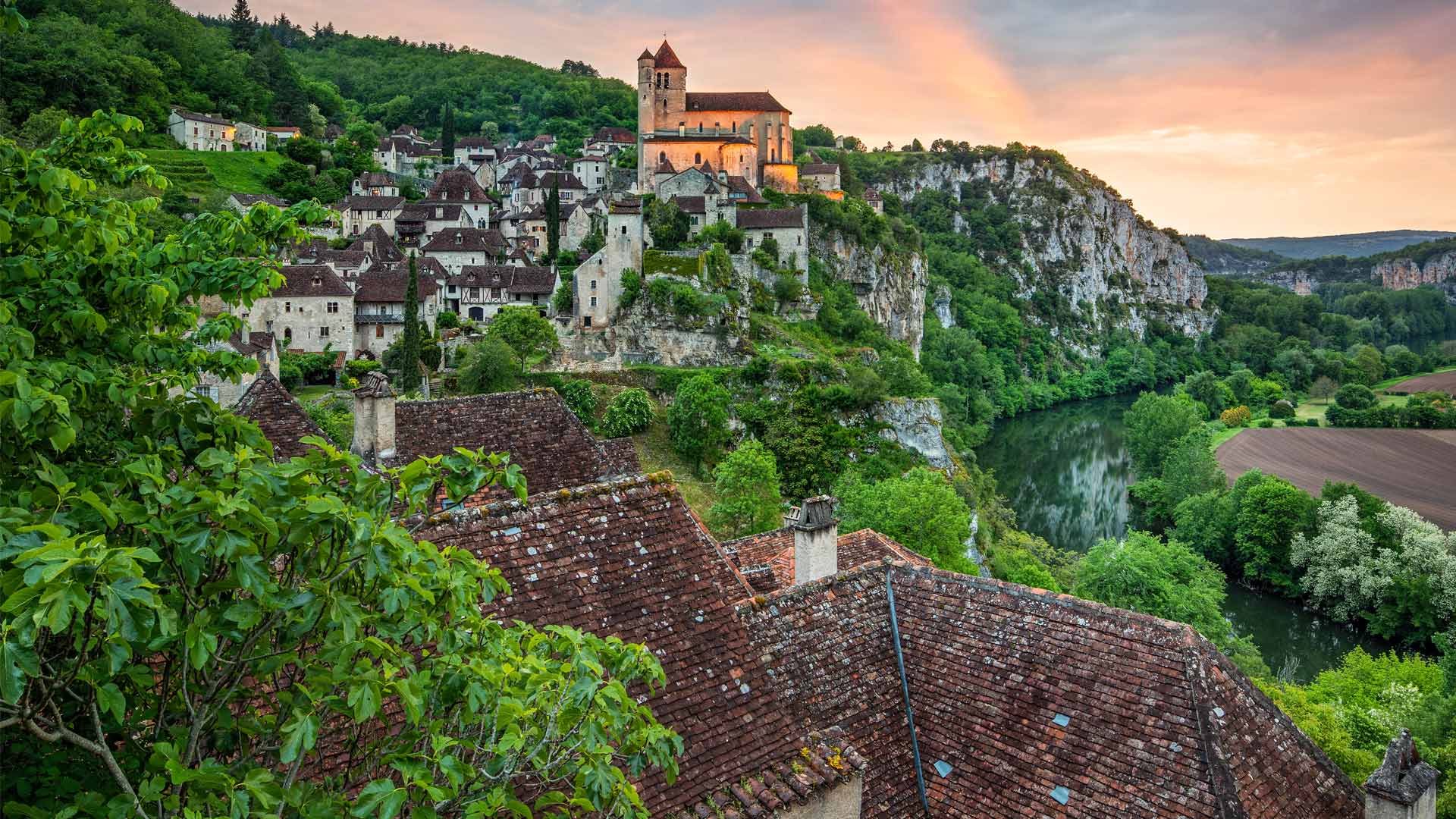 View towards the Church of Saint-Cirq-Lapopie, Lot Valley, south-west France (© Reinhard Schmid/Huber/eStock Photo)(Bing United Kingdom)