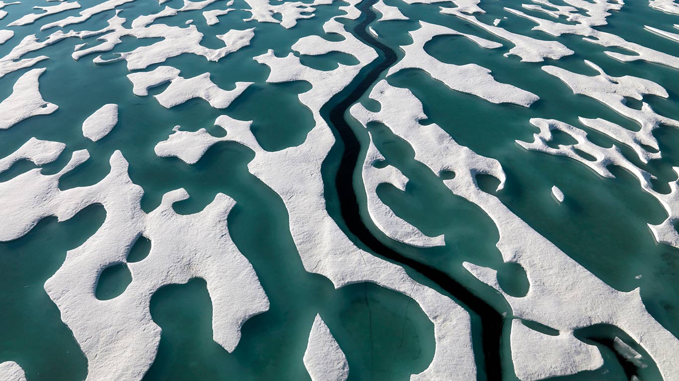 One-year polar ice from icebreaker, Ellesmere Island, Nunavut (© Steve Bloom Images/Alamy Stock Photo)(Bing Canada)