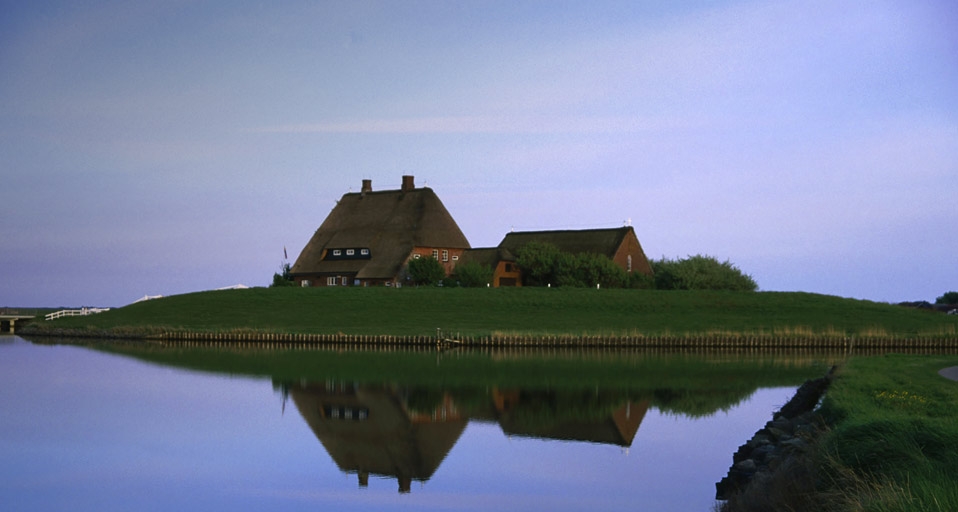 Die Kirchwarft auf der Hallig Hooge – MWerner Mwerner/F1 Online/Photolibrary &copy; (Bing Germany)