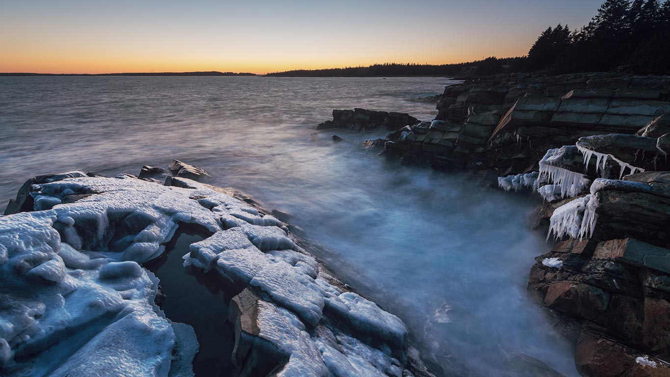 Eisüberzogene Klippen in der Abenddämmerung an der Atlantikküste von Nova Scotia, Kanada (© shaunl/Getty Images)(Bing Deutschland)