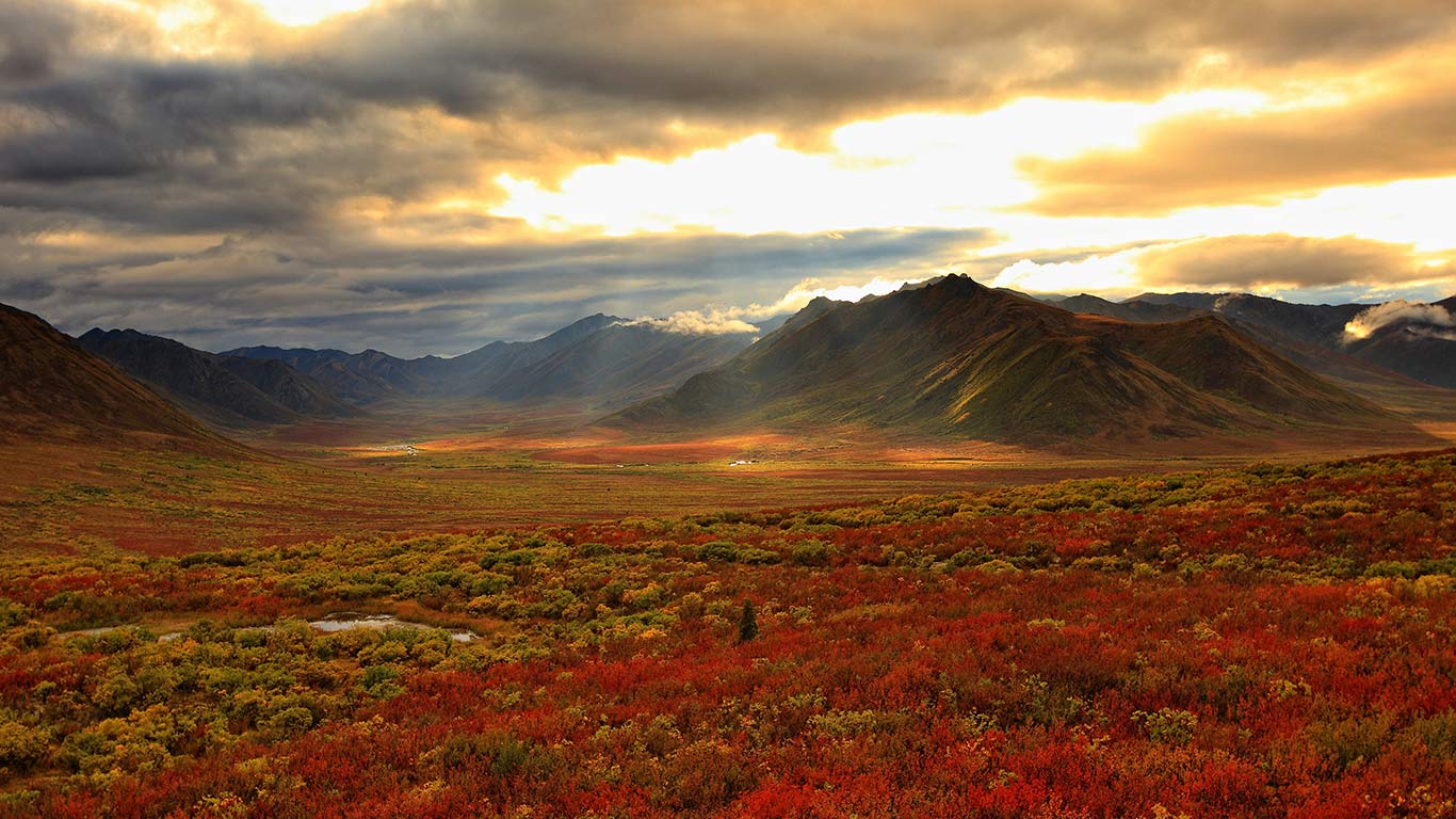 Shaft of sunlight hitting the fall colours of the Dempster Highway, Yukon (© plainpicture/Design Pics/Robert Postma)(Bing Canada)