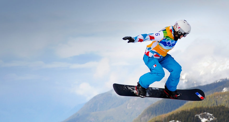 Die Französin Nelly Moenne Loccoz beim Snowboardcross-Wettbewerb der Frauen am 16. Februar während der Winterspiele 2010 von Vancouver – Adrian Dennis/AFP/Getty Images &copy; (Bing Germany)