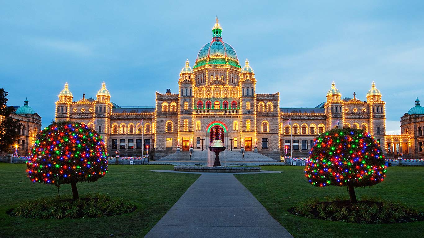 The Parliament building illuminated with Christmas lights in Victoria, B.C. (© davemantel/Getty Images)(Bing Canada)
