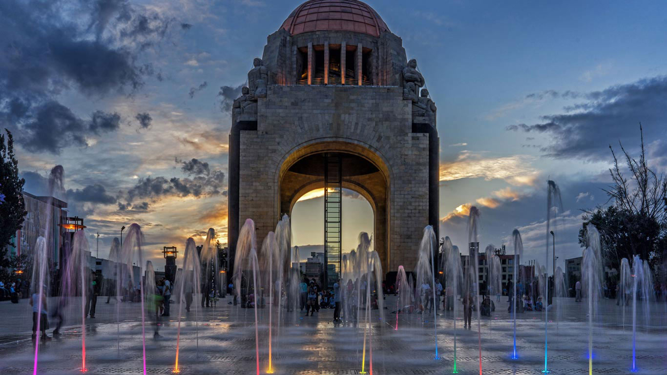 Brunnen vor dem Denkmal der Revolution, Mexiko-Stadt, anlässlich des mexikanischen Unabhängigkeitstages (© Reinier Snijders/Getty Images)(Bing Deutschland)
