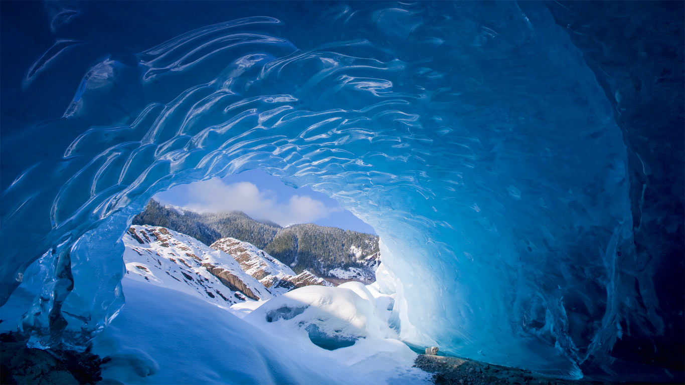 Mendenhall Glacier near Juneau, Alaska (© John Hyde/age fotostock)(Bing United States)