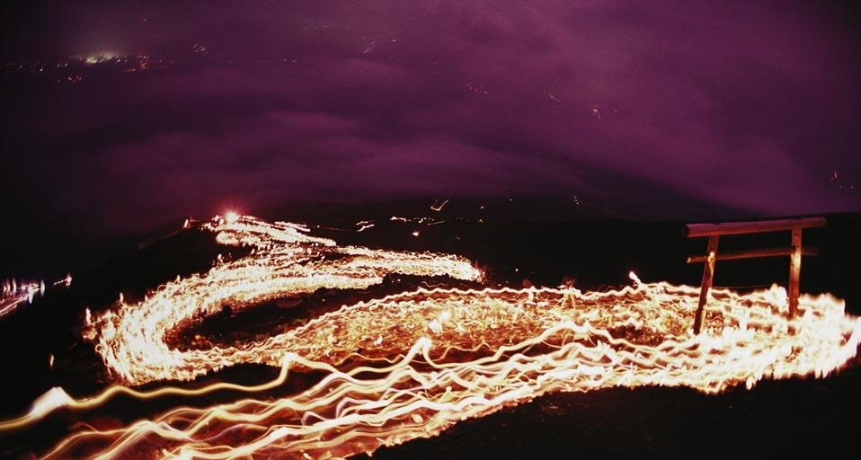 ｢富士登山の明かり｣静岡, 富士山 (© Karen Kasmauski/Corbis) &copy; (Bing Japan)