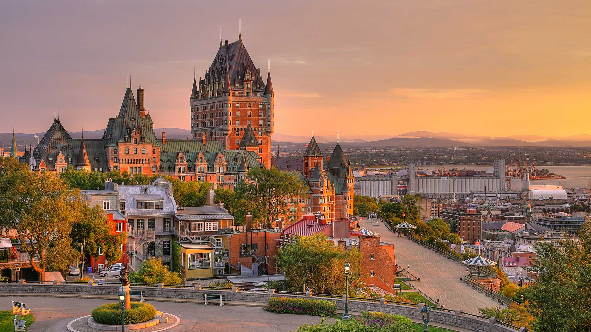 Frontenac Castle in Old Quebec City (© mervas/Shutterstock)(Bing Canada)