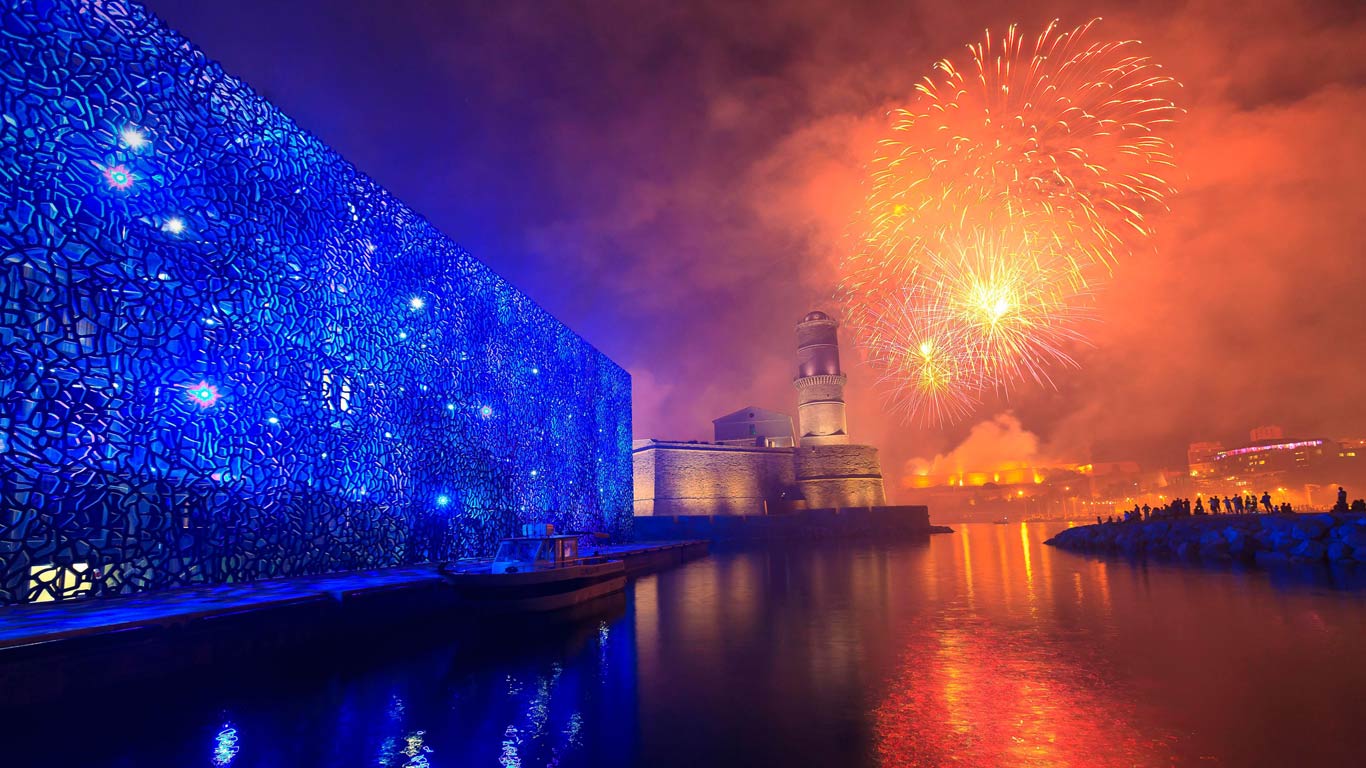 Feu d’artifice du 14 Juillet au-dessus du Vieux-Port de Marseille, Provence-Alpes-Côte d’Azur (© Hemis/Alamy Stock)(Bing France)
