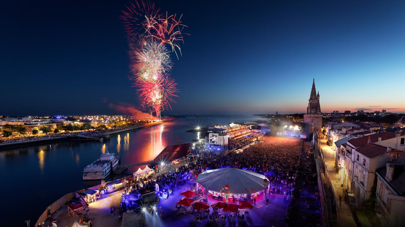 Photo prise depuis la tour de la Chaîne le 14 Juillet, avec vue sur les Francofolies et le feu d’artifice, La Rochelle, Poitou-Charentes (© Sebastien Gaborit/Getty Images)(Bing France)