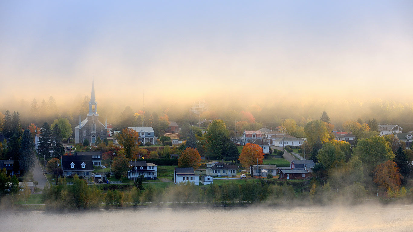 Morning mist and autumn colours in Grandes-Piles, Que. (© Eric Baccega/Minden Pictures)(Bing Canada)