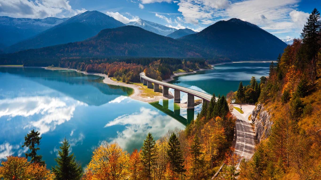 Bridge over Sylvenstein Lake in Upper Bavaria, Germany (© Gavin Hellier/In cooperation with 500px)(Bing United States)