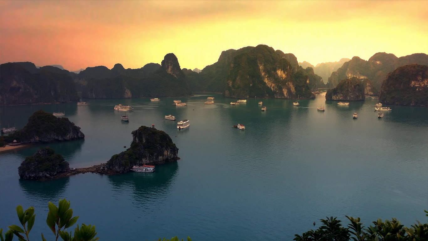 Sunset on Hạ Long Bay, Vietnam (© Banana Republic Images/Shutterstock)(Bing United Kingdom)