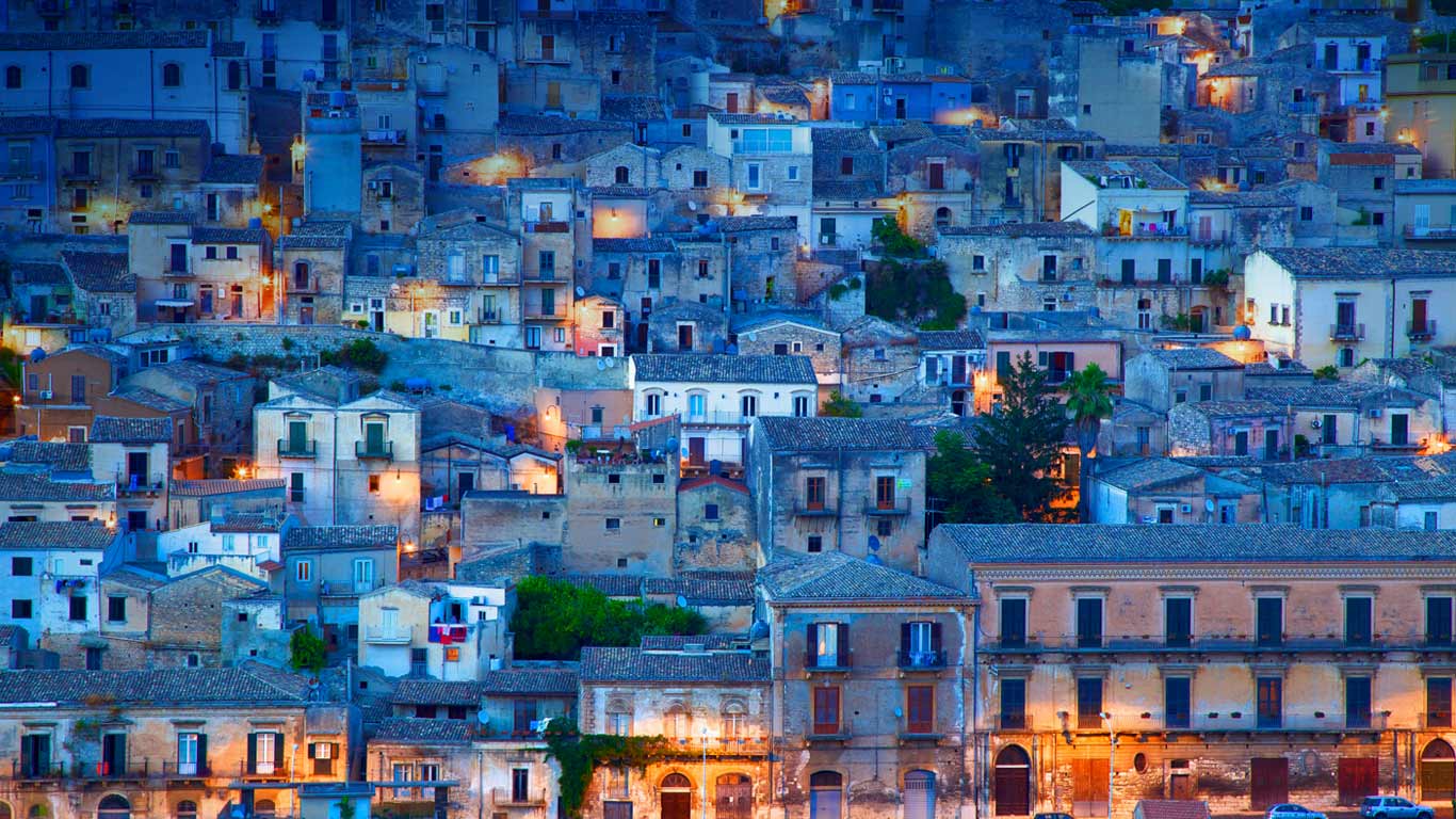 ｢モーディカ｣イタリア, シチリア島 (© Robert Harding World Imagery/Offset)(Bing Japan)