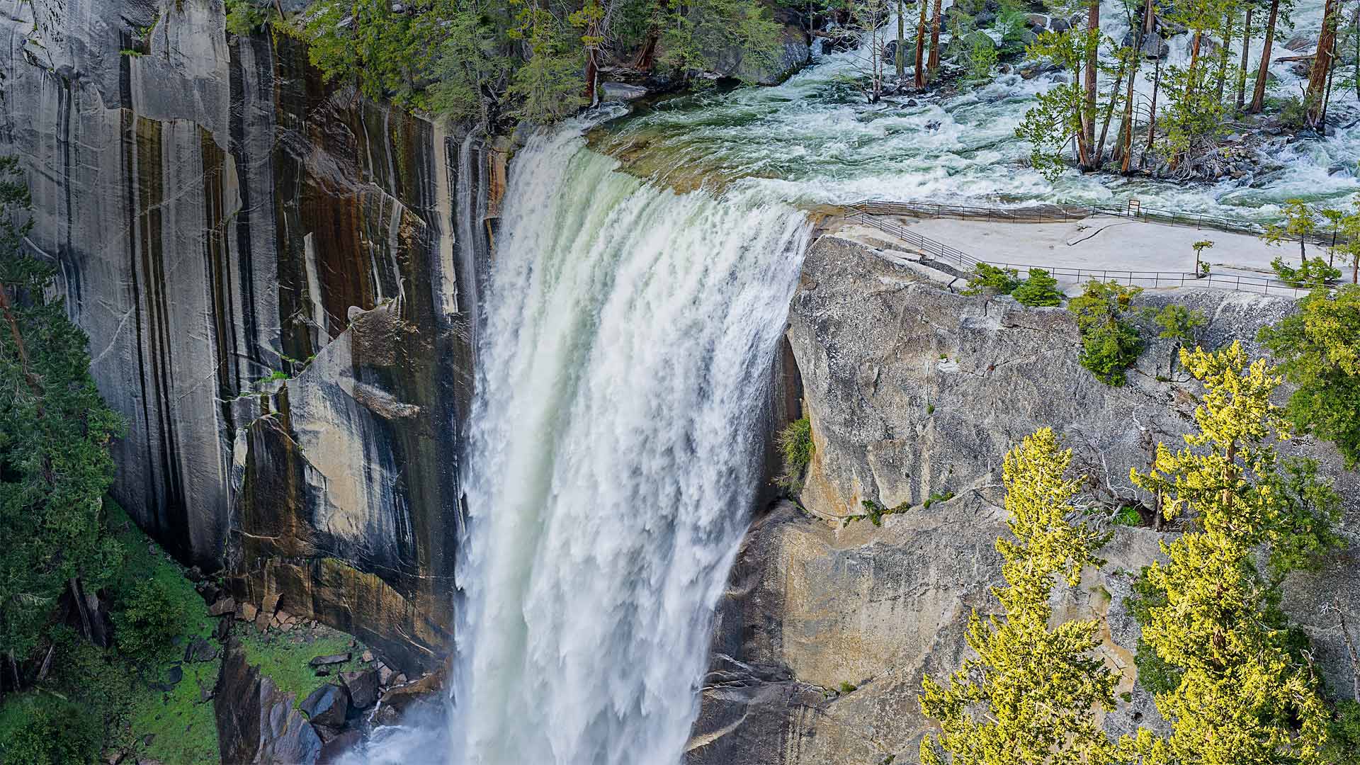 ｢バーナル滝｣米国カリフォルニア州, ヨセミテ国立公園 (© elvistudio/Shtterstock)(Bing Japan)