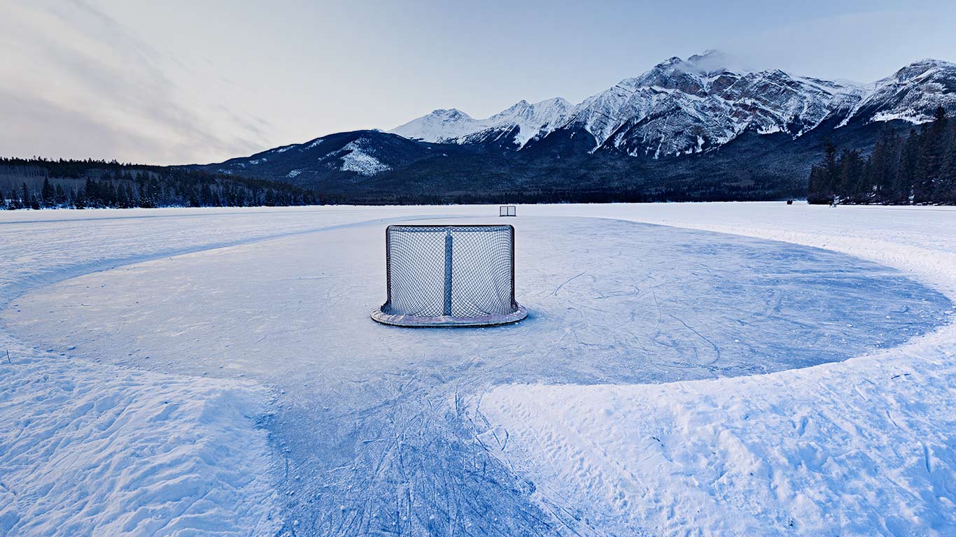 Outdoor rink on Pyramid Lake, Jasper, Alberta (© Aaron Black/Getty Images)(Bing Canada)