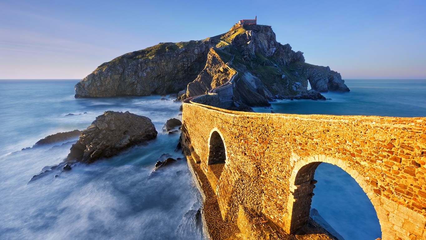 San Juan de Gaztelugatxe, Bermeo, Basque Country, Spain (© Mimadeo/Shutterstock)(Bing Canada)