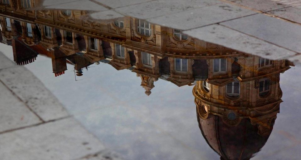 Reflet de Lille dans une flaque d’eau, Nord-Pas-de-Calais (© Michel Setboun/Corbis) &copy; (Bing France)