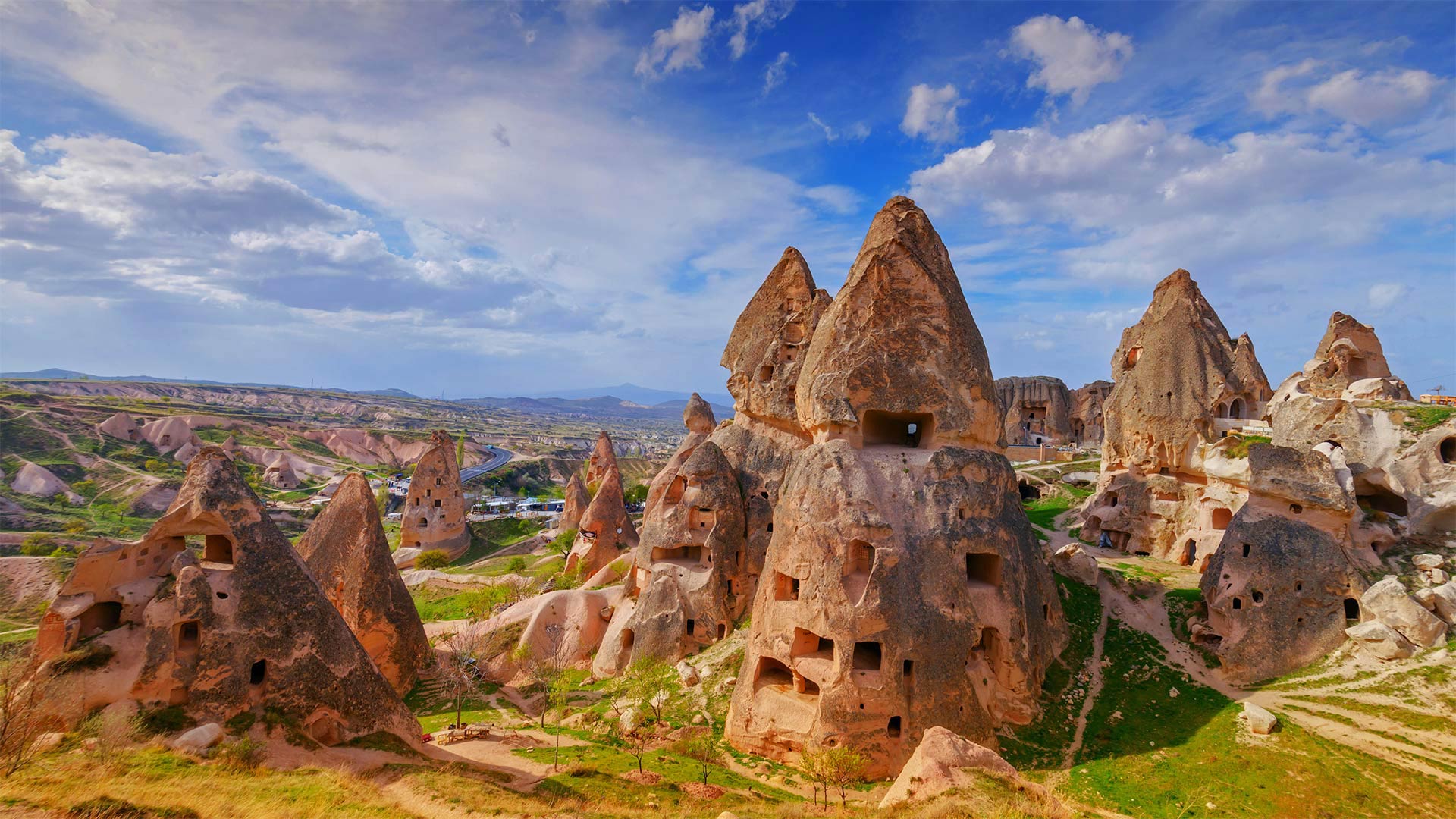 Fairy chimneys and cave dwellings in Uçhisar, Cappadocia, Turkey (© Ivan Kmit/Alamy)(Bing United Kingdom)