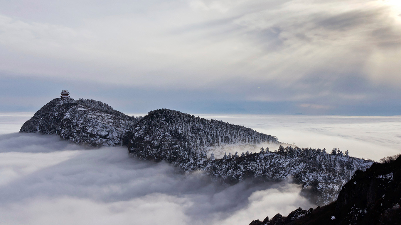 [冬至快乐] 四川省，乐山市，峨眉山云海 (© lop5712/iStock/Getty Images)(Bing China)