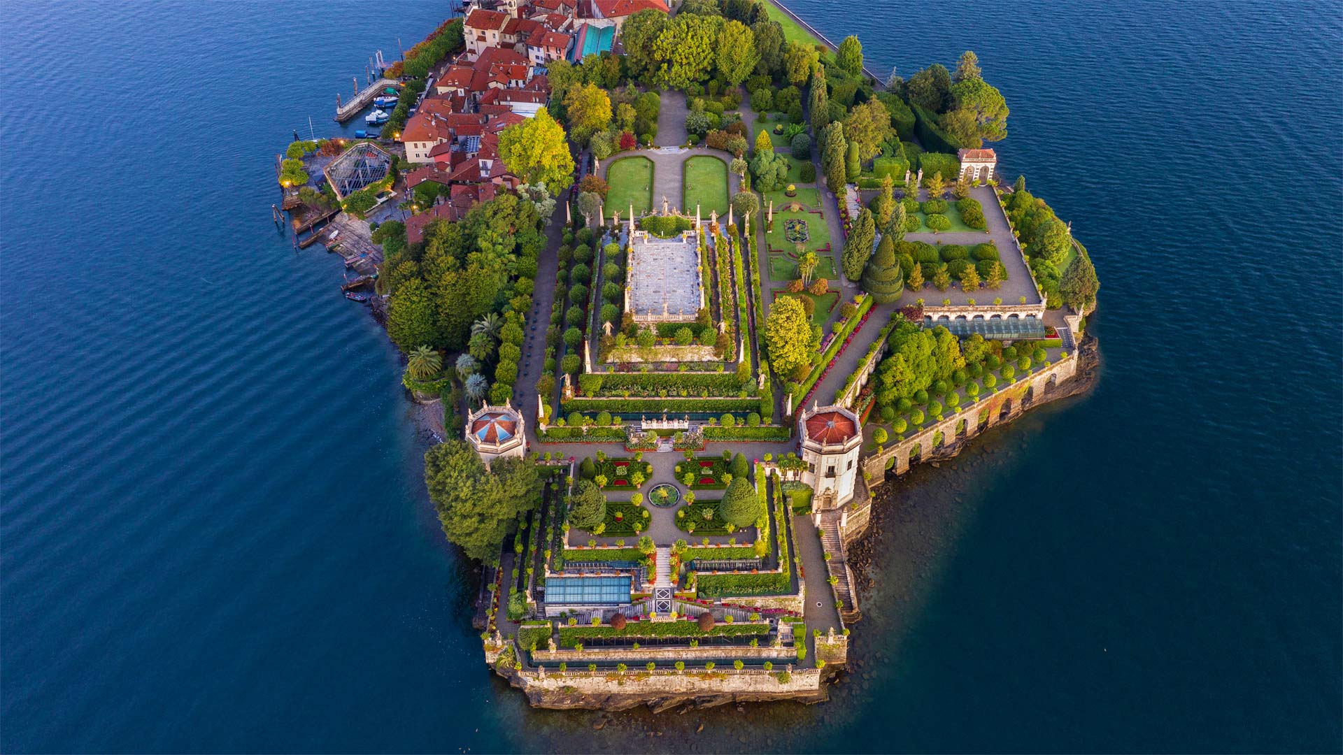 Isola Bella, Lake Maggiore, Piedmont, Italy (© Massimo Ripani/eStock Photo)(Bing United Kingdom)